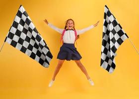 jovem menina aluna saltos Alto feliz para a promoção e alcança a bandeira. amarelo fundo foto