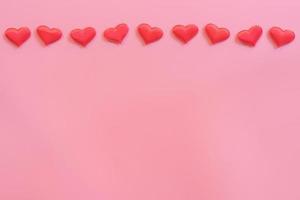 vermelho coração em Rosa pastel cor fundo com espaço para texto. foto