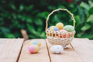 colorida Páscoa ovos dentro cesta em de madeira mesa ganhar cópia de espaço. foto