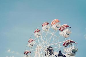 ferris roda em nublado céu fundo com vintage tonificado. foto