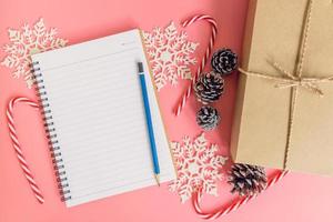 topo Visão Castanho presente caixa, caderno e Natal decoração para Novo ano em Rosa pastel cor. foto