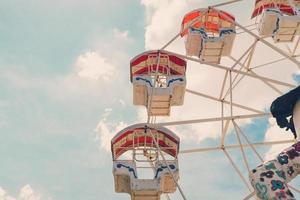 ferris roda em nublado céu fundo com vintage tonificado. foto