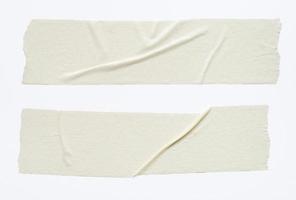close-up de ruga de fita adesiva em fundo branco foto