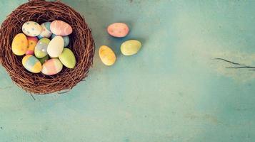 colorida Páscoa ovos dentro ninho em madeira pastel cor fundo com espaço. foto