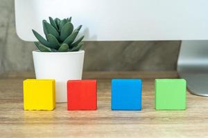 quatro de madeira brinquedo cubos blocos em de madeira mesa fundo com cópia de espaço foto