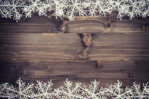 de madeira Castanho Natal fundo e branco flocos de neve com espaço. foto