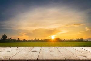 arroz campo pôr do sol e esvaziar madeira mesa para produtos exibição e montagem. foto