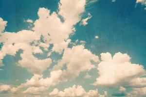 grunge azul céu e nuvens fundo textura vintage com espaço foto