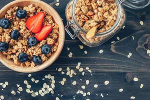 caseiro granola e fresco bagas em madeira mesa com espaço. foto