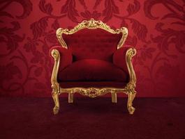 vermelho e ouro luxo poltrona para dentro a velho quarto foto