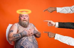 gordo receoso homem com barba , tatuagens e asas atos gostar a anjo foto