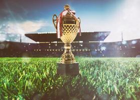 troféu para a ganhando equipe do a campeonato dentro a Centro do a futebol estádio foto