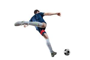 futebol cena às noite Combine com jogador chutando a bola com poder. isolado em branco fundo foto