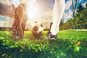 fechar acima cena às futebol campo com uma futebol sapato batendo a bola durante Treinamento foto