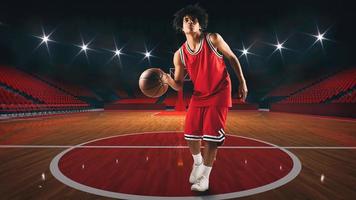 jovem africano americano Garoto com basquetebol dentro a meio do a estádio foto