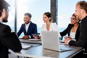 o negócio pessoas este trabalhos juntos dentro escritório. conceito do trabalho em equipe e parceria foto