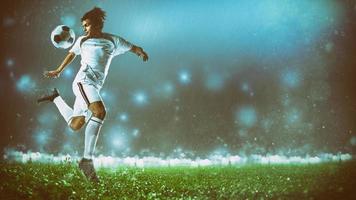 futebol açao cena com uma jogador de futebol dentro branco uniforme realizando uma salto bola Pare foto