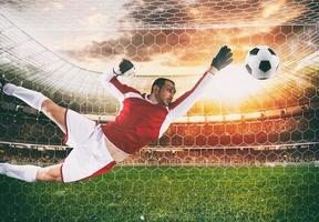 goleiro pega a bola dentro a estádio durante uma futebol jogos foto