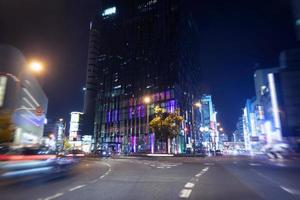 arranha-céu dentro a noite dentro osaka, Japão foto