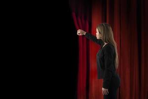 mulher aberto vermelho cortinas do a teatro etapa foto
