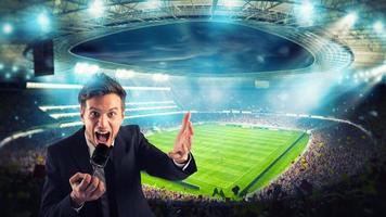 Esportes jornalista comentários em uma futebol Combine às a estádio foto