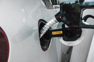 combustível bomba preencher uma tanque do uma carro dentro uma estação foto