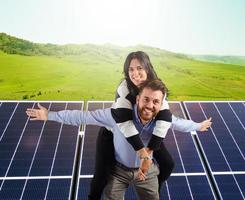 família usa renovável energia sistema com solar painel foto