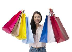 feliz mulher com compras bolsas dentro mão. isolado em branco fundo. foto