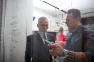 o negócio pessoas este trabalhos juntos dentro escritório. conceito do trabalho em equipe e parceria foto