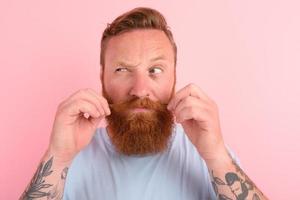 duvidoso homem com barba e luz azul camiseta foto