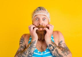 homem com roupa de banho e cabelo boné para mulheres é pronto para a verão foto