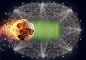 futebol bola com chama do fogo sobre uma estádio foto