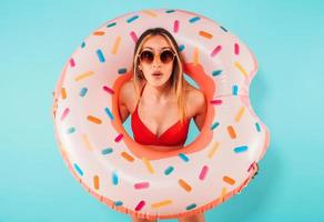 espantado mulher saídas a partir de a inflável rosquinha foto