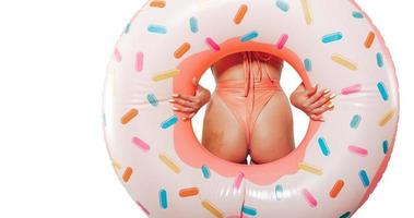 sexy mulher com inflável rosquinha pronto para a verão isolado em branco fundo foto