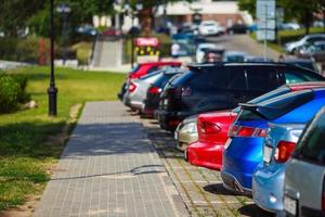 estacionado carros dentro a cidade foto