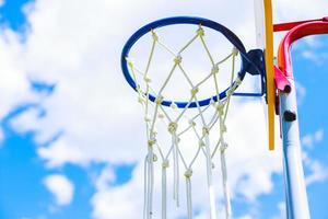 anel de basquete no fundo do céu azul foto