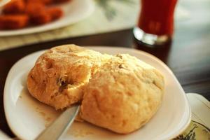 homem cortes fresco pão com uma faca foto