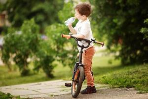 a ciclista bebidas água foto