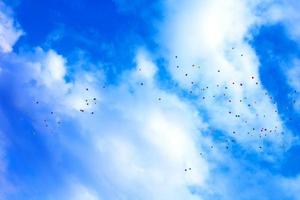 balões dentro a céu. muitos multicolorido balões lançado para dentro a céu foto