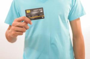 um homem segurando um cartão de crédito foto