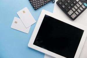 tablet digital com calculadora e cartões de crédito foto