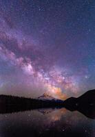 lindo cenário às noite com a estrelas este adornar isto. foto