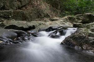 cachoeira sarika na tailândia foto