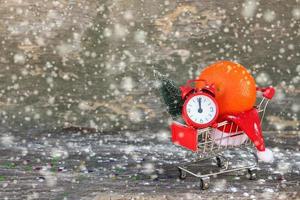 compras carrinho com Natal decorações em a fundo do neve. foto