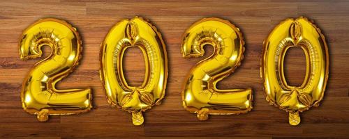 2020 balões numéricos em fundo de madeira foto