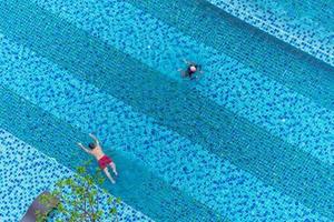 vista aérea superior de nadadores na piscina foto