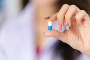 farmacêutica segura um comprimido na farmácia