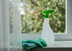 limpeza agente, lenços e borracha luvas em a peitoril da janela. geral limpeza conceito foto