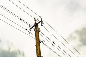 poste elétrico de potência com fio de linha em fundo colorido close-up foto