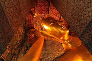 a grande dourado ou ouro Buda estátua é dormindo dentro a tailandês têmpora às Centro do Bangkok, tailândia. ponto de referência para Ásia viagem, religião, cultura e antigo lugar, exterior e estrutura Projeto conceito foto